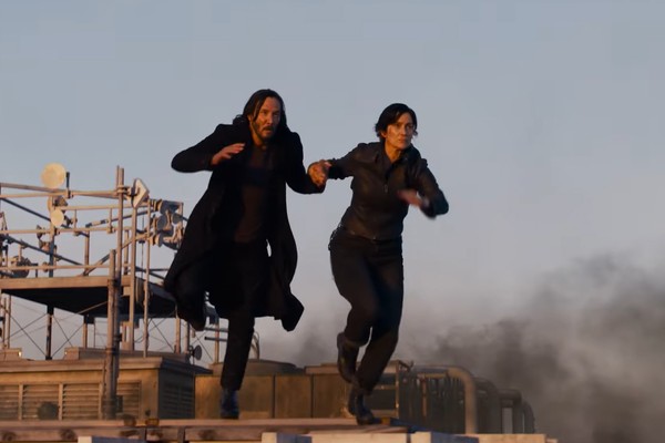 Neo (Keanu Reeves) e Trinity (Carrie-Anne Moss) em Matrix Resurrections (2021) (Foto: Reprodução)