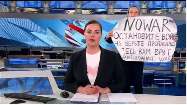 Manifestante interrompe programação do canal russo Channel One (Foto: Reprodução/Twitter)