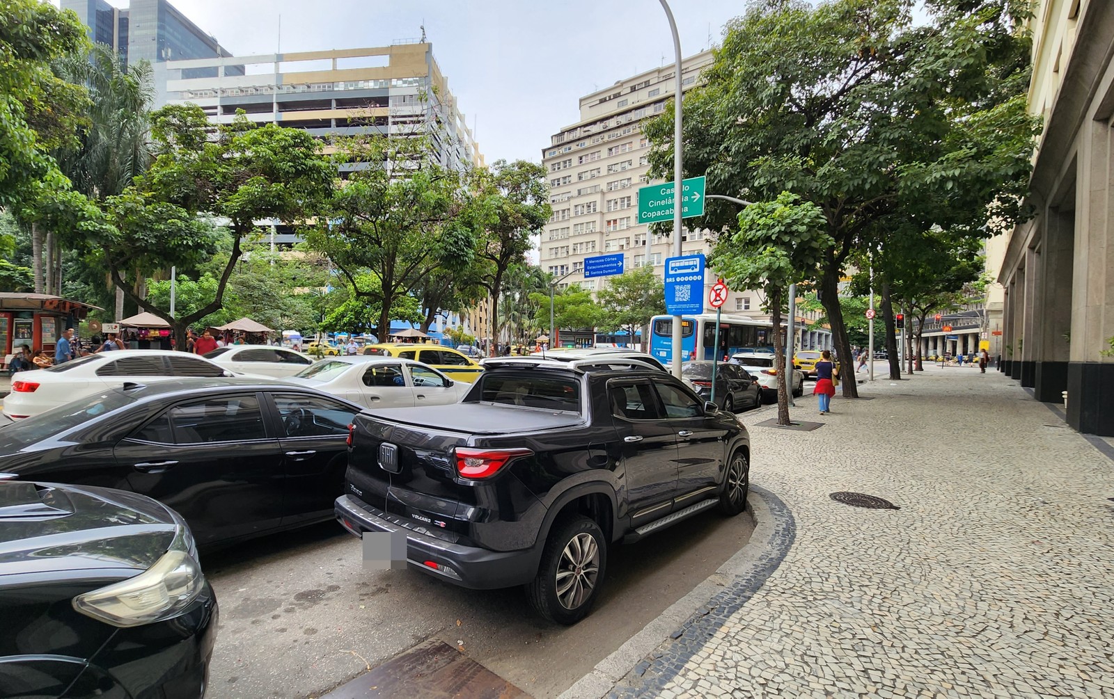 Na Rua Nilo Peçanha, veículos estacionam em baias destinadas a ônibus  — Foto: Lucas Tavares