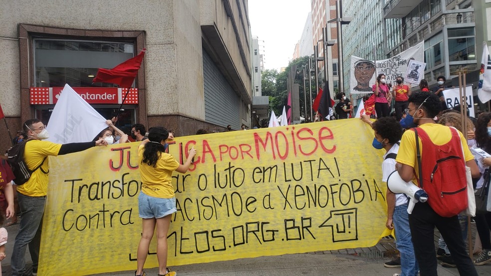 Manifestantes pedem justiça por Moïse Kabagambe, em Belo Horizonte — Foto: Flávia Ayer/ TV Globo