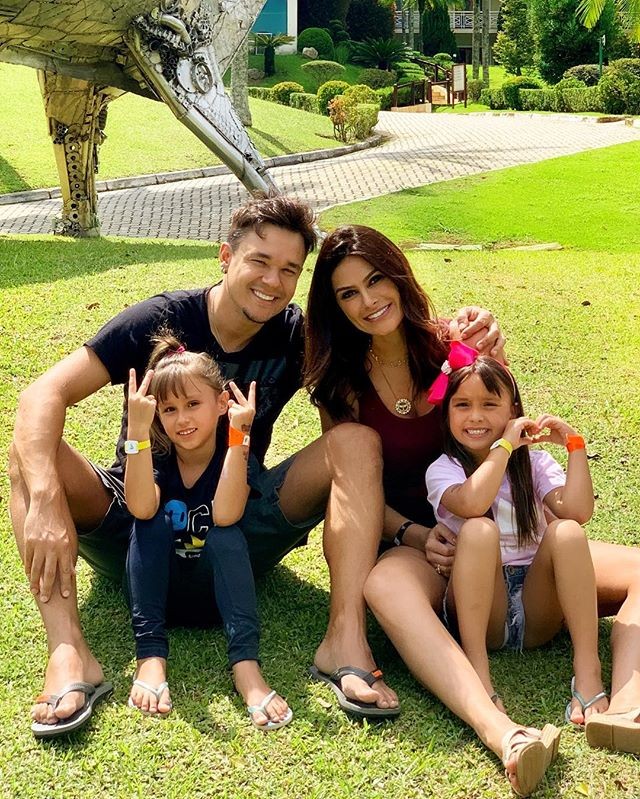 Natália Guimarães e família (Foto: reprodução/Instagram)