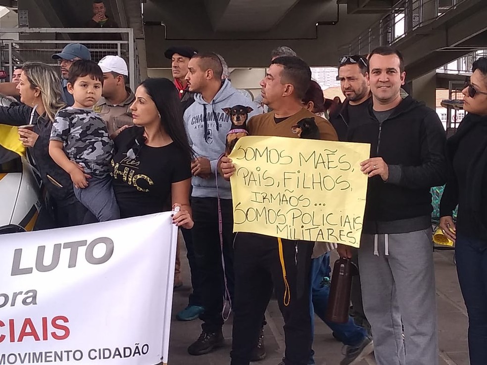 Policiais e familiares participaram do ato em homenagem aos PMs, em Porto Alegre — Foto: Mauricio Rebellato/RBS TV