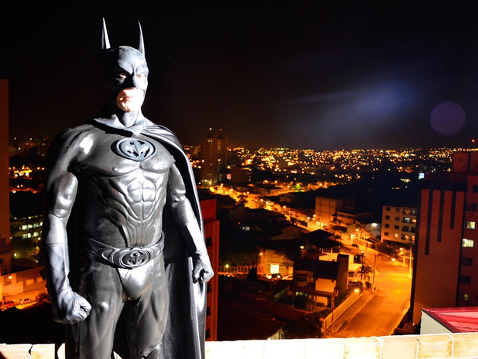 'Batman' posa com a cidade de Taubaté ao fundo (Foto: Thiago Leon/O Vale)