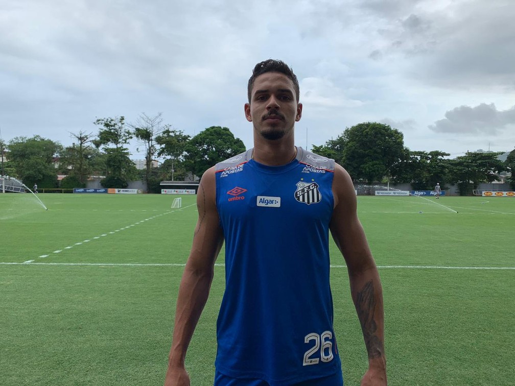 Lucas Ver&iacute;ssimo, s&eacute;rio, posa para a foto no Santos &mdash; Foto: Bruno Giufrida
