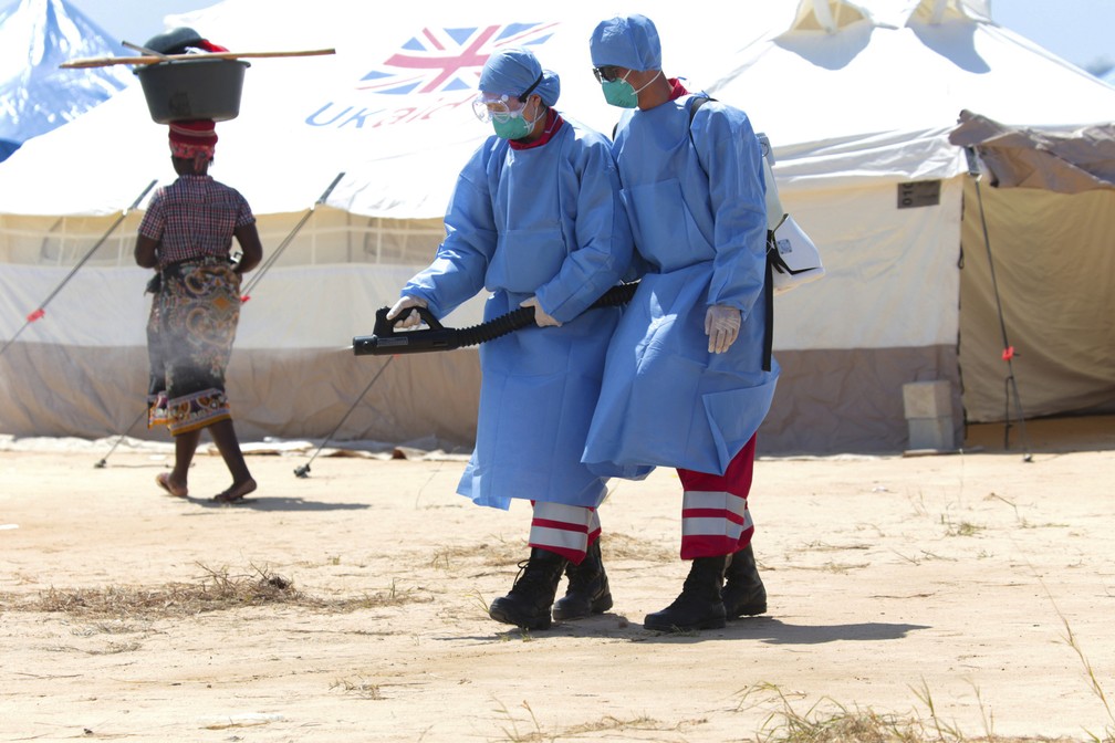 Médicos chineses aplicam produto contra propagação do cólera em campo de desabrigados em Moçambique — Foto: Tsvangirayi Mukwazhi/AP Photo