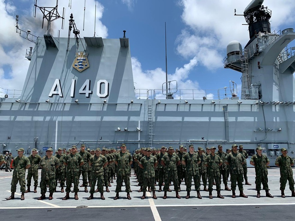 Fuzileiros navais chegaram ao Porto de Suape, neste domingo (10), em operação para combater o vazamento de óleo no litoral nordestino — Foto: Mhatteus Sampaio/TV Globo