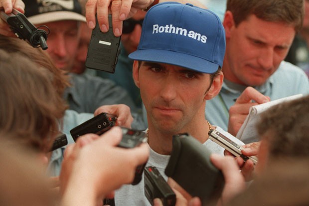 Damon Hil: cara de poucos amigos após batida no GP da Austrália (Foto: Getty Images)