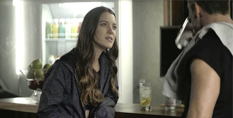 Fabiana (Nathalia Dill) ameaça Agno (Malvino Salvador) em 'A Dona do Pedaço' — Foto: Globo