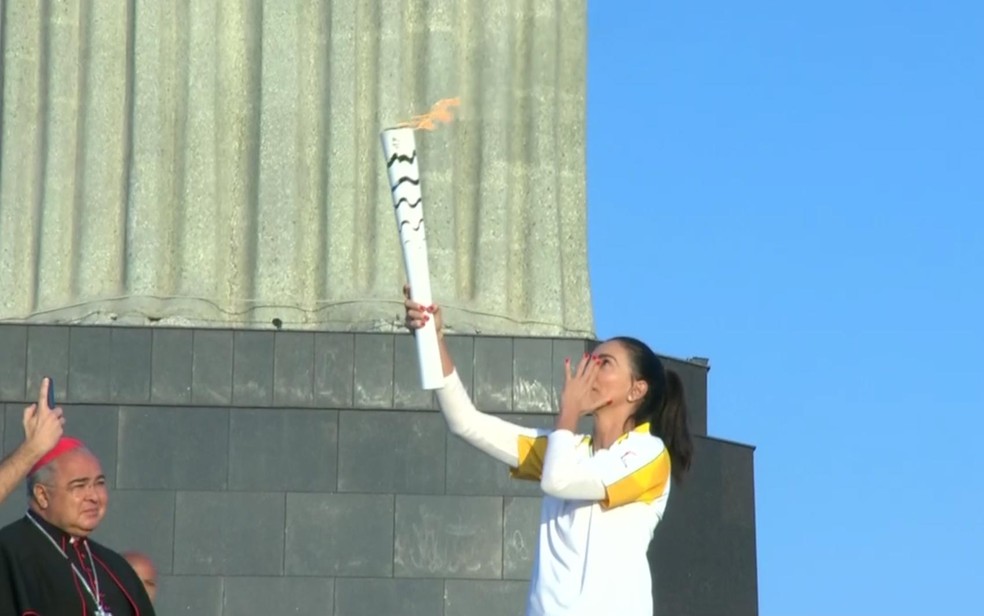Ex-jogadora de vôlei Isabel se emocionou ao segurar a tocha olímpica no Cristo Redentor, no Rio, durante os jogos de 2016 — Foto: Reprodução / TV Globo