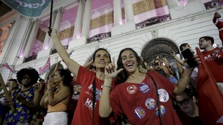 Eleitores de Lula festejam na Cinelândia, Centro do Rio — Foto: Domingos Peixoto/Agência O Globo