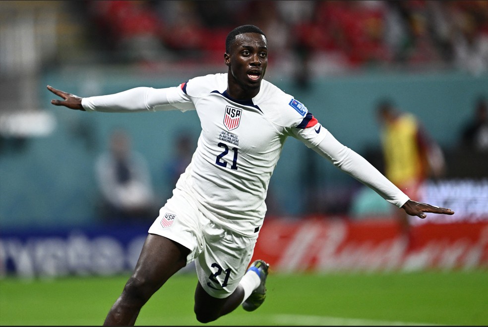 Timothy Weah, dos Estados Unidos, durante jogo contra o País de Gales — Foto: Jewel Samad/ AFP