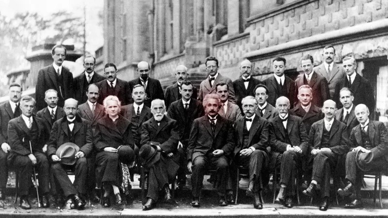 Os 29 participantes da famosa conferência sobre elétrons e fótons em 1927, em Bruxelas — 17 eram atuais ou futuros ganhadores do Prêmio Nobel, incluindo Marie Curie, Albert Einstein e Max Born (Foto: SCIENCE PHOTO LIBRARY via BBC News Brasil )