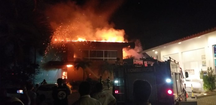 Resultado de imagem para Incêndio de grandes proporções atinge hotel na orla de Porto Seguro