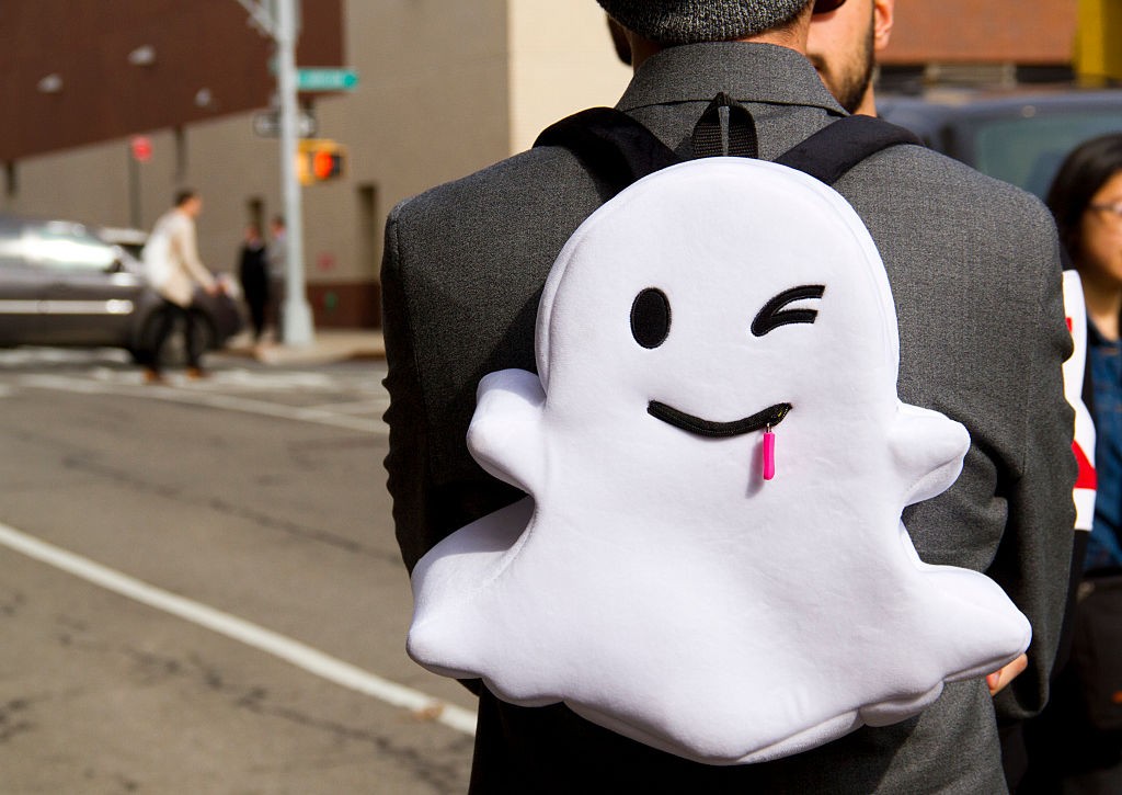 NEW YORK, NY - FEBRUARY 04: A guest wears a Snapchat backpack at Skylight Clarkson Sq outside the John Elliott show wearing ghost backpack by Snapchat during New York Fashion Week: Men's Fall/Winter 2016 on February 4, 2016 in New York City.  (Photo by Ge (Foto: Getty Images)