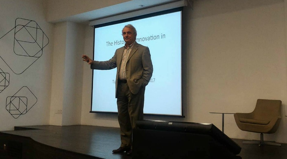 Jeff Cabili durante palestra no Cubo (Foto: Filipe Oliveira)