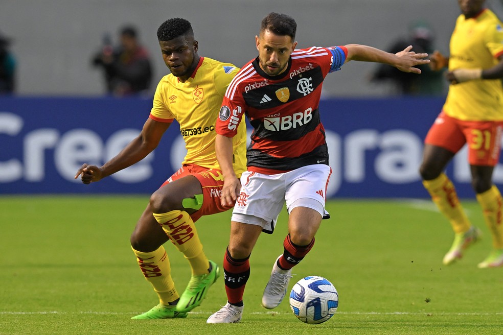 Caicedo Everton Ribeiro Aucas Flamengo &mdash; Foto: Rodrigo Buend&iacute;a/AFP