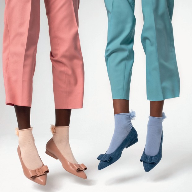 Sapatos (R$ 3.450 cada), calças (R$ 4.050, rosa; R$ 3.750, azul), tudo Salvatore Ferragamo e meias (R$ 30 cada), ambas Calzedonia (Foto: Caio Brito)