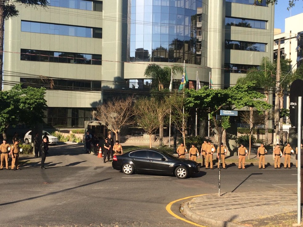 Comitiva de Lula deixa o prédio da Justiça Federal após o depoimento (Foto: Thais Kaniak/G1)