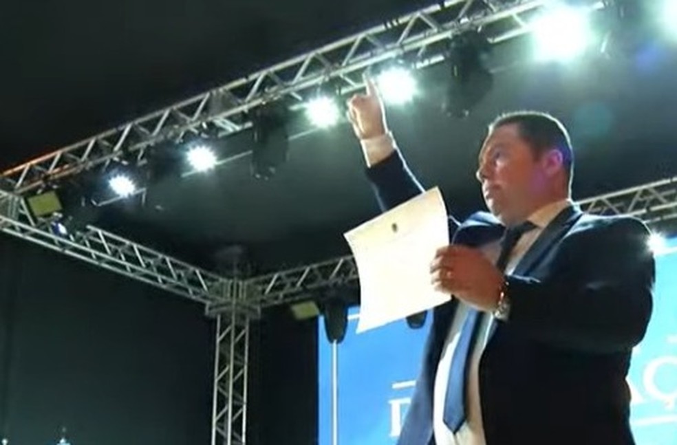 'Gordinho do Bolsonaro' gritou 'Bolsonaro' ao receber o diploma.  — Foto: Reprodução