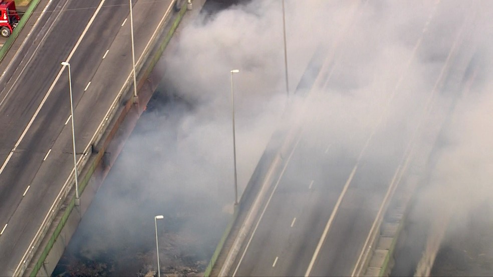 Por volta das 7h50, havia poucos focos de incêndio da Ponte do Jaguaré — Foto: Reprodução/TV Globo
