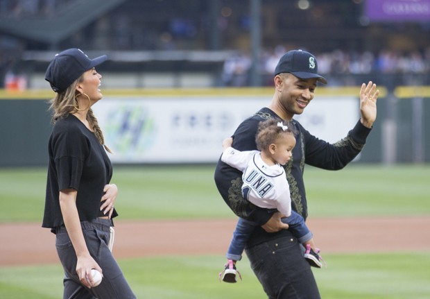  John Legend, sua esposa, Chrissy Teigen, e sua filha Luna Stephens durante jogo em Seattle (Foto: Stephen Brashear/Getty Images)