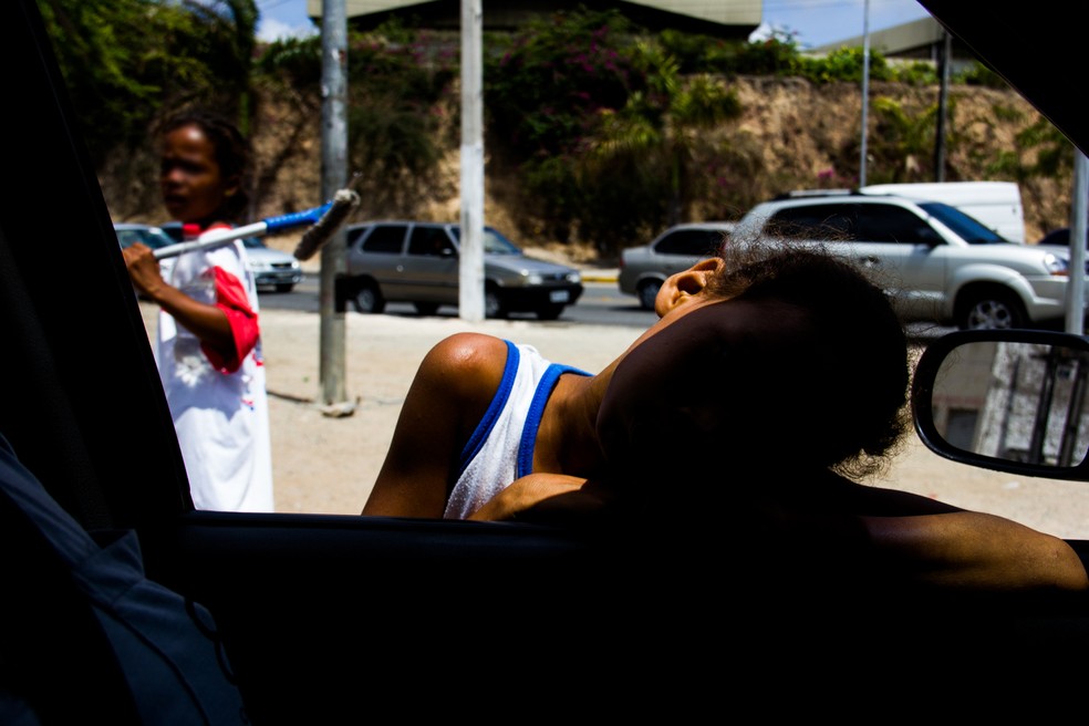Muitas crian&ccedil;as em situa&ccedil;&atilde;o de pobreza acabam pedindo dinheiro em sem&aacute;foros nas ruas e avenidas de Macei&oacute; (Foto: Jonathan Lins/ G1)