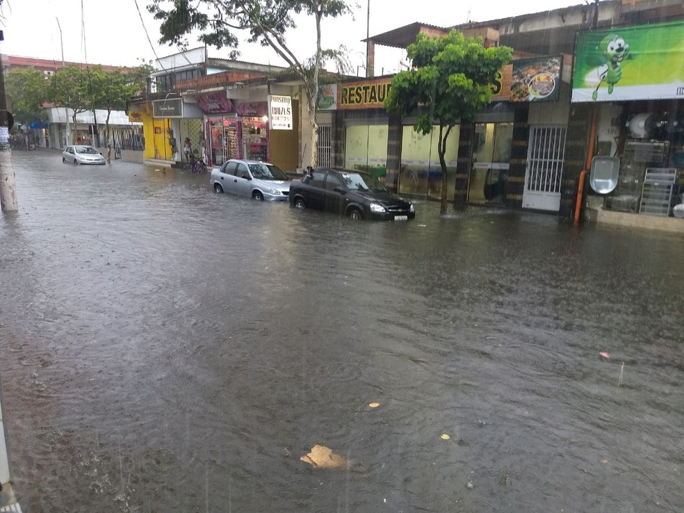 Ruas do Parque Mambuca ficaram alagadas na sexta-feira em Angra dos Reis (Foto: Arquivo Pessoal/Jorcimar Diniz)