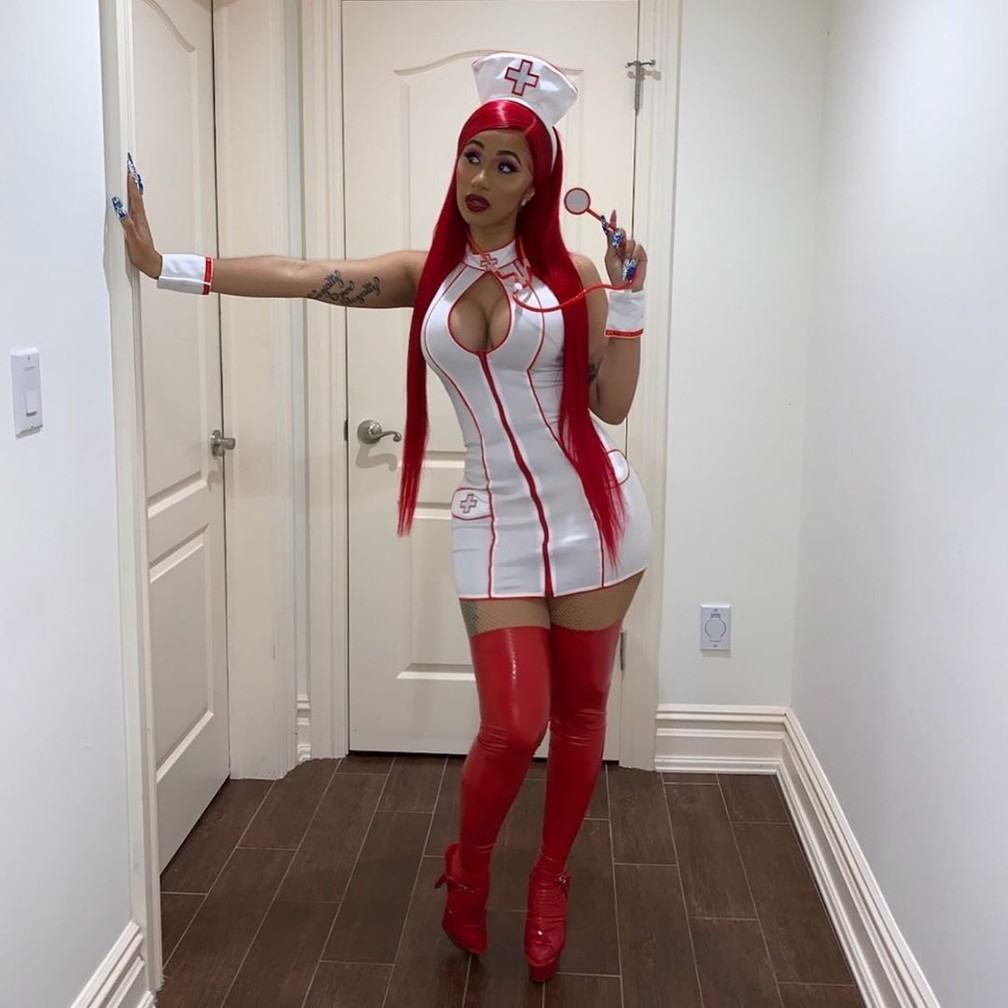 Cardi B apostou em um look de enfermeira para festa de Halloween — Foto: Reprodução/Twitter/iamcardib