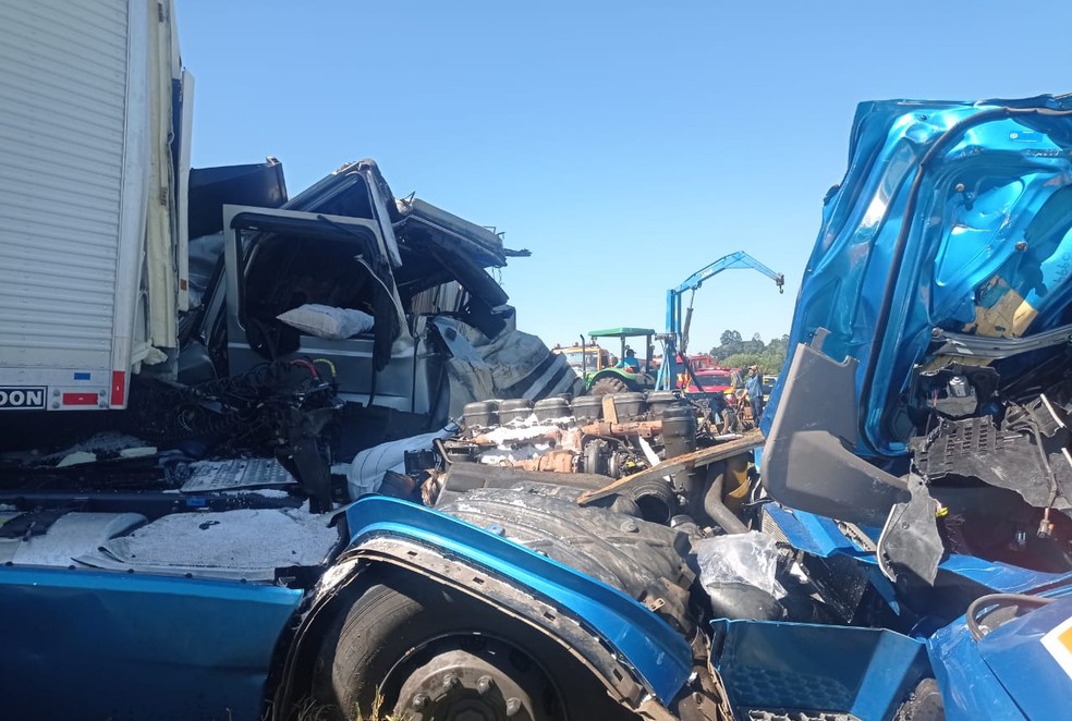 Caminhão ficou destruído, em Arapoti — Foto: PRE/Divulgação