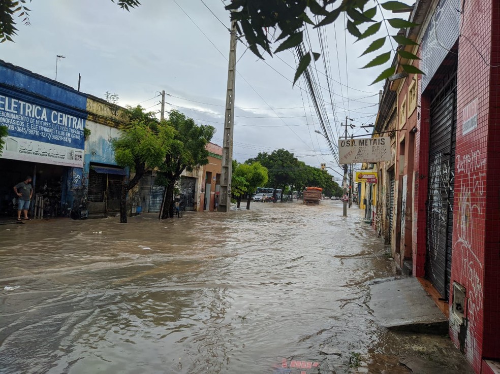 Cruzamento da Avenida do Imperador com a Rua Castro e Silva, no Centro, fica alagado durante chuva em Fortaleza. — Foto: Brenda Albuquerque/ SVM