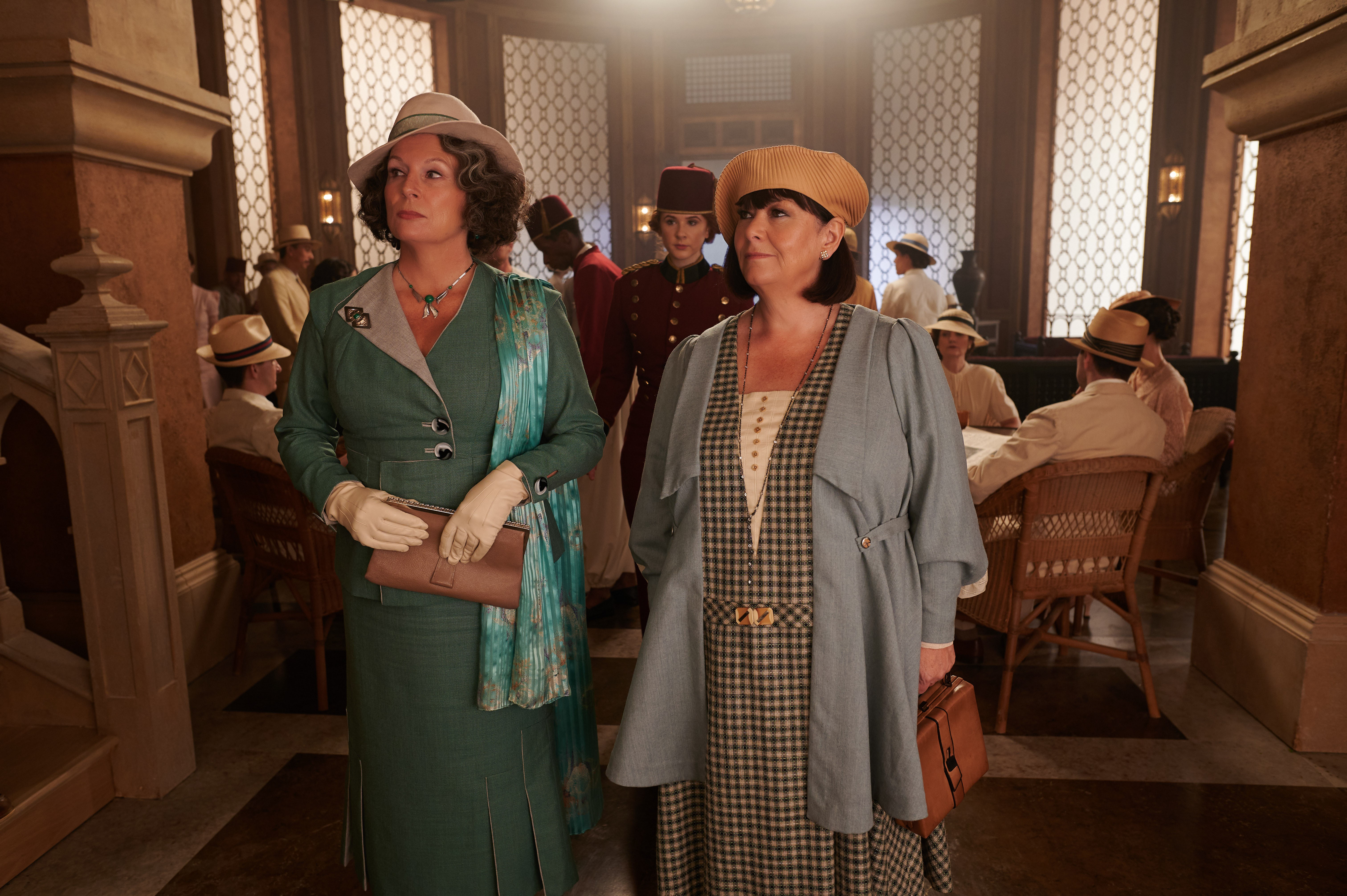 Jennifer Saunders as Marie Van Schuyler and Dawn French as Bowers in 20th Century Studios’ DEATH ON THE NILE, a mystery-thriller directed by Kenneth Branagh based on Agatha Christie’s 1937 novel. Photo by Rob Youngson. © 2020 Twentieth Century Fox Film Co (Foto: Photo by Rob Youngson)