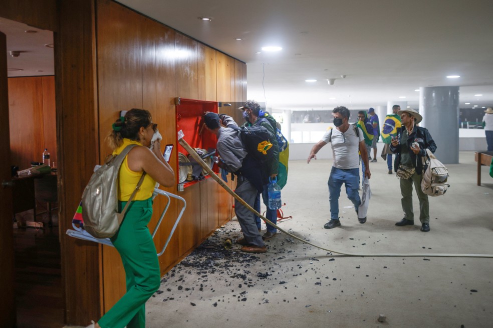 Golpistas vandalizam interior do Palácio do Planalto neste domingo (8) — Foto: Adriano Machado / Reuters