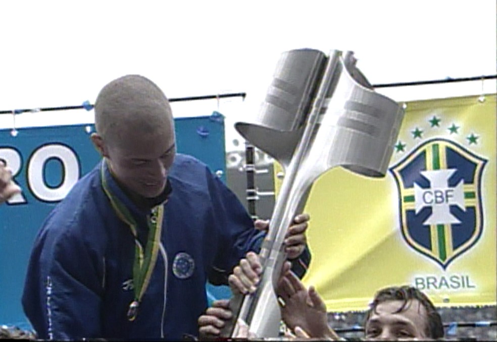 Alex foi o maestro do Cruzeiro na conquista da Tríplice Coroa na temporada 2003 — Foto: Reprodução/ TV Globo Minas