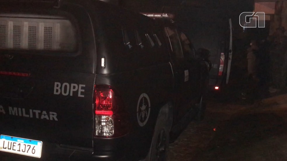 Bope foi acionado para o bairro Quitandinha após homem fazer esposa refém em Petrópolis — Foto: Nádia Prado/Inter TV