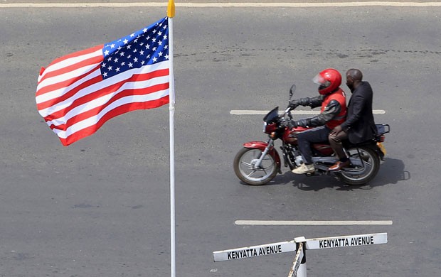 Moto passa pela bandeira dos EUA em avenida de Nairóbi antes da visita do presidente Barack Obama ao Quênia (Foto: Noor Khamis/Reuters)