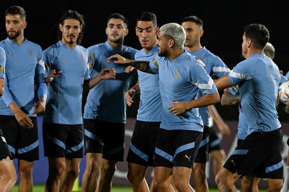 Arrascaeta (no centro) se diverte com os companheiros de Uruguai no último treino antes do jogo com Portugal