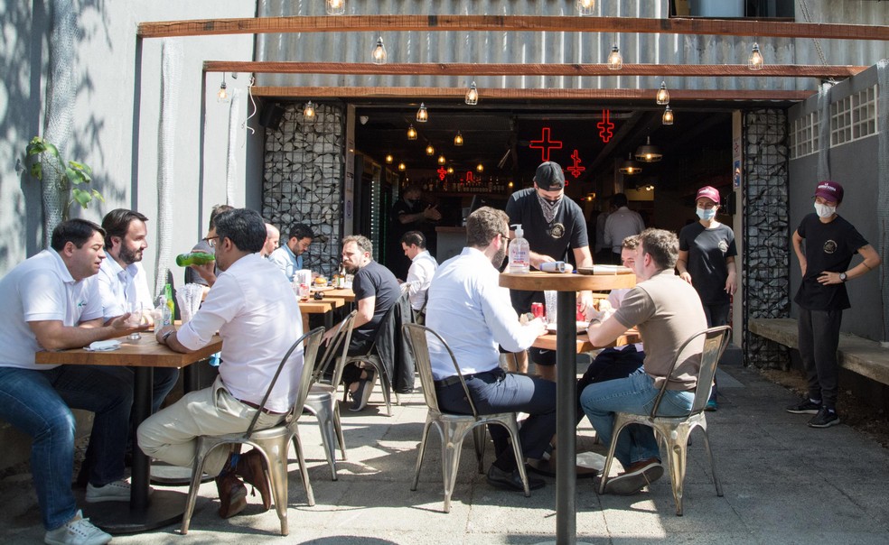 Movimentação de pessoas em restaurantes na região da Vila Olímpia, na zona sul de São Paulo (SP), nesta terça-feira (17), primeiro dia sem limite de horário e nem de capacidade de ocupação de público.    — Foto: ANDRÉ RIBEIRO/FUTURA PRESS/ESTADÃO CONTEÚDO