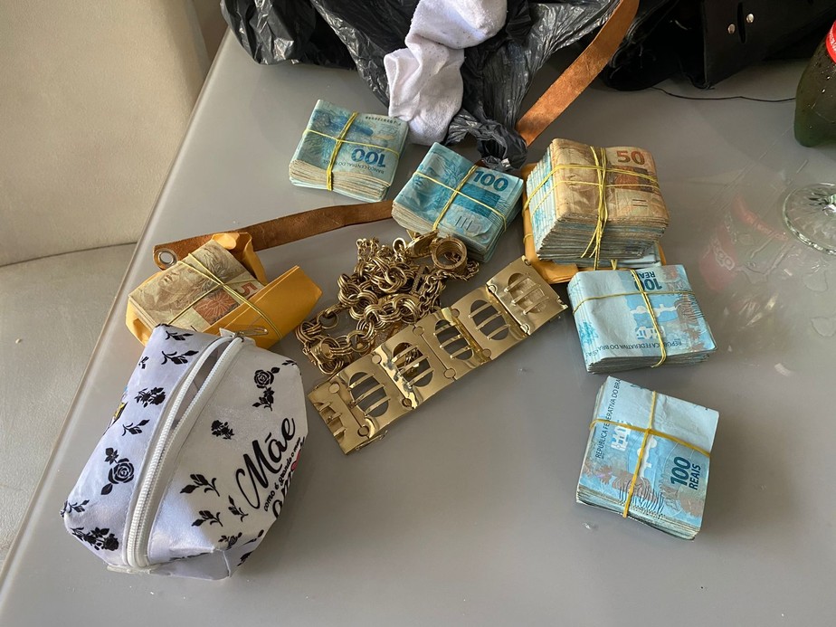 Polícia encontrou durante operação R$ 100 mil em dinheiro vivo e joias na casa de Vitor Eduardo Cordeiro Duarte, um dos alvos