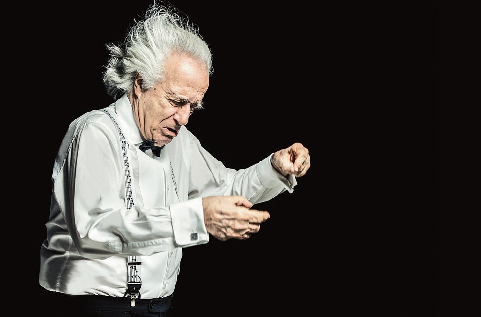 O maestro João Carlos Martins, em cena como regente, convive com problemas nas mãos desde 1965 — Foto: Pedro Dimitrow