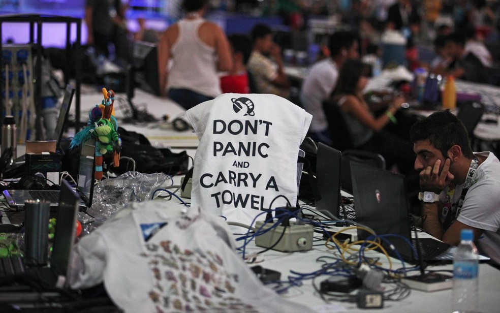 Camiseta na Campus Party brinca faz menção ao lema de 'O Guia do Mochileiro das Galáxias' — Foto: Fabio Tito/G1
