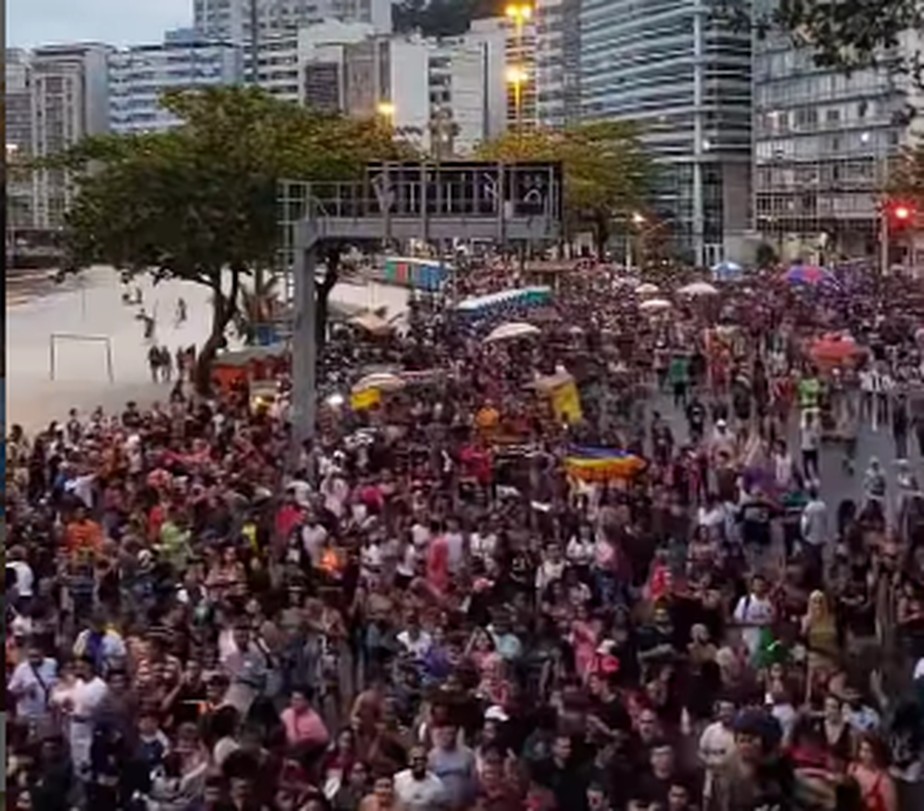 Parada LGBTQIA+ na praia de Icaraí, em Niterói, em 7 de agosto de 2022