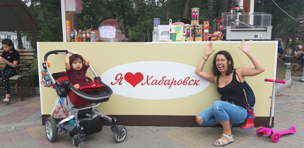 Gabriela e Olívia em Khabarovsk, na Rússia. — Foto: Arquivo pessoal/Gabriela Antunes