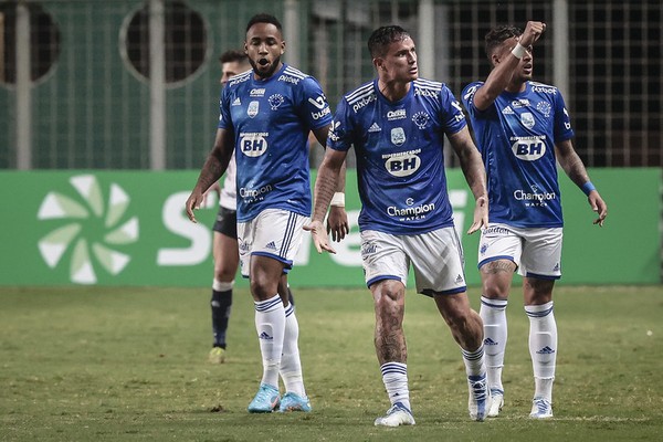 Jogadores do Cruzeiro em ação, com o artilheiro Edu no centro (Foto: Divulgação)