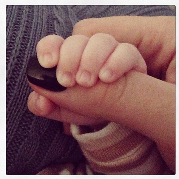 Alexandre Jr segura a mão da mãe (Foto: Reprodução/Instagram)