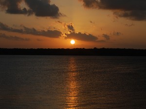 Maior atrativo da Praia do Jacaré é o pôr-do-sol às margens do Rio Paraíba (Foto: Krystine Carneiro/G1)