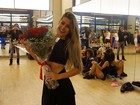 Mayara Araújo é surpreendida por namorado com buquê de flores