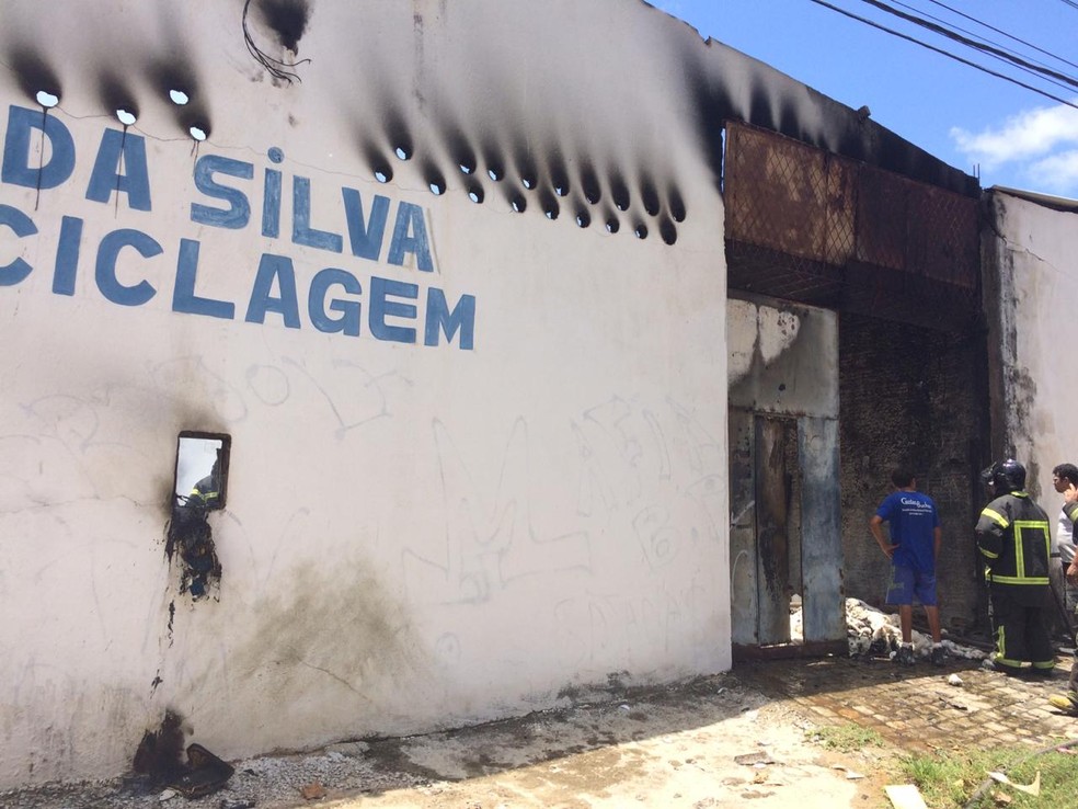 Fogo destruiu teto e maquinário de empresa em Natal — Foto: Dioclécio Neto/Inter TV Cabugi 