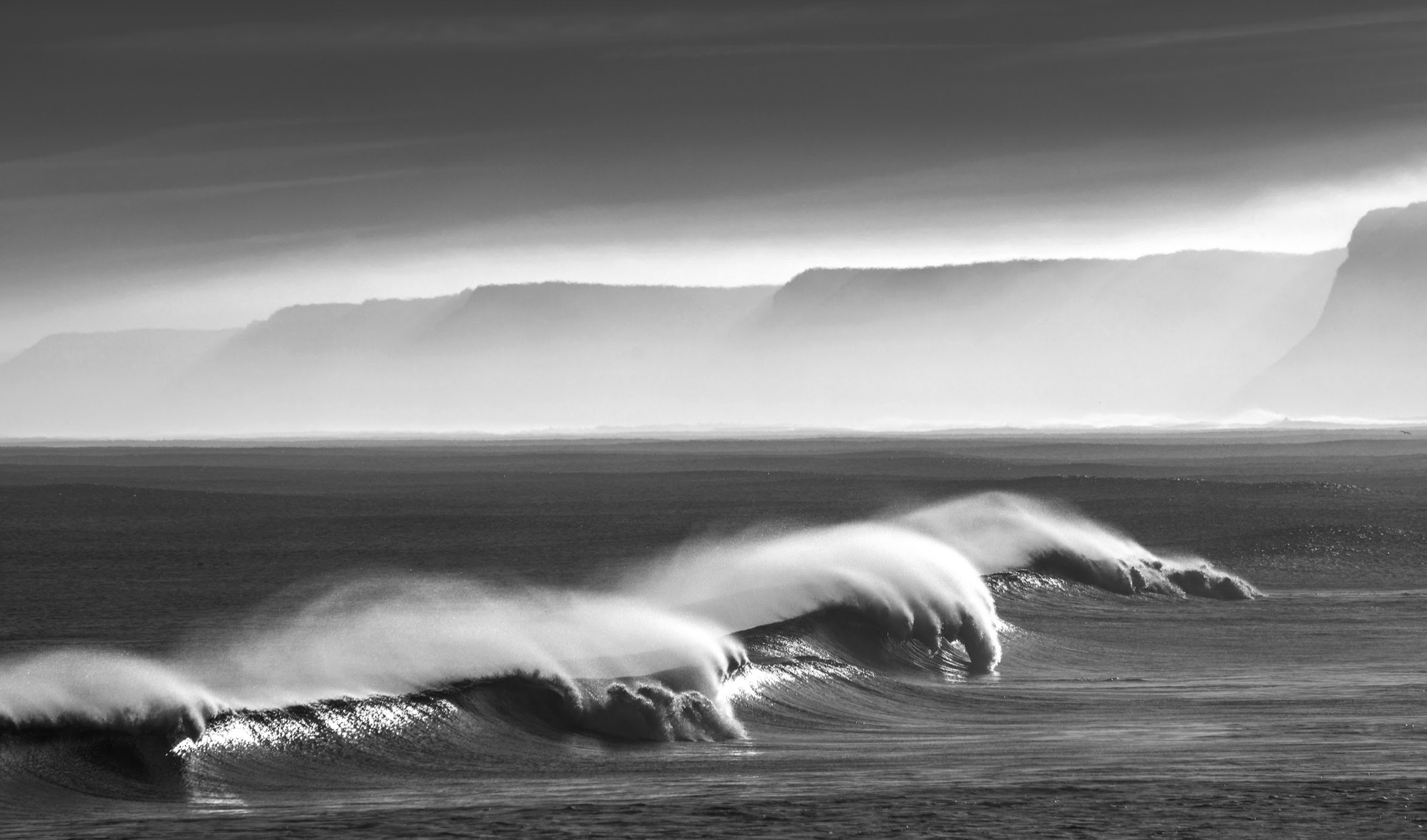 O registro que deu a Spencer o primeiro lugar é a  captura perfeita em que as ondas com pouco mais de dois metros quebram  (Foto: Mike Spencer -- Prêmio Ocean Photographer of the Year)