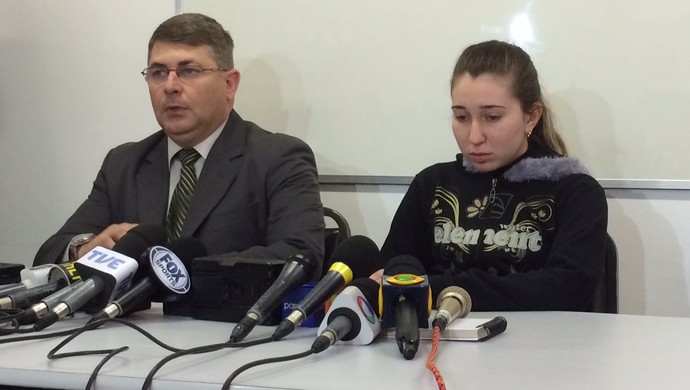 Torcedora que ofendeu Aranha fala à imprensa: Peço perdão de coração