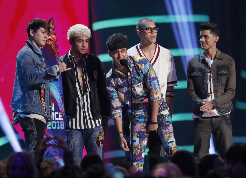 Banda CNCO recebe prêmio durante o Teen Choice Awards 2018 (Foto: REUTERS/Mario Anzuoni)